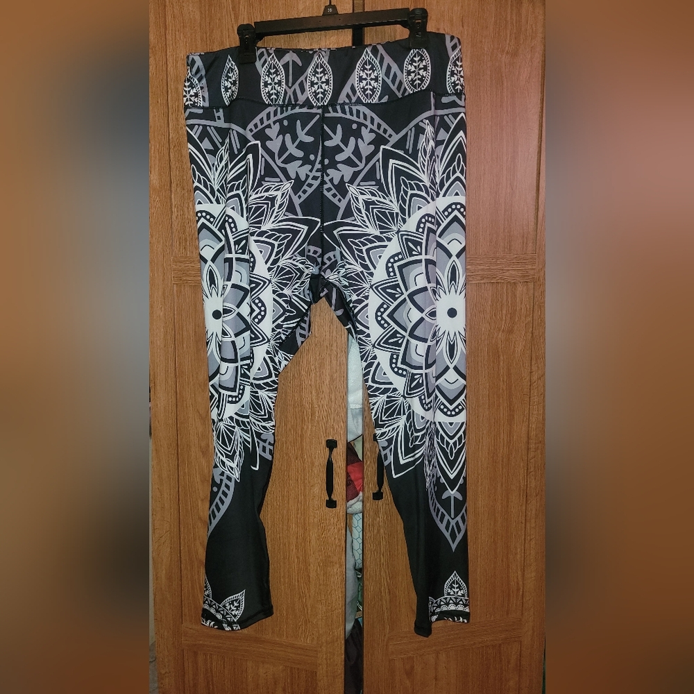 Women's shein NWOT mandala leggings size 4xl (usa size 2xl or 18-20)
